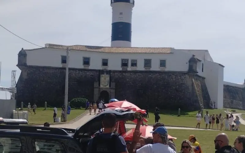 Dupla é presa suspeita de coagir turistas a pagar valores abusivos por pintura corporal no Farol da Barra