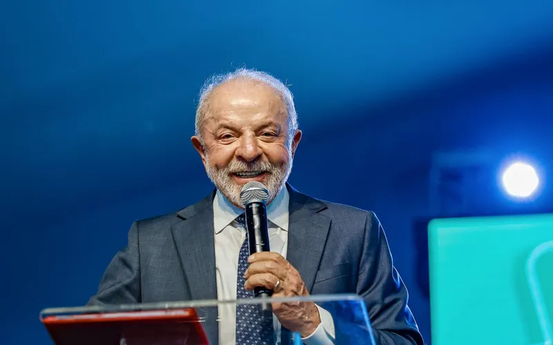 Com gritos e palavrões, Lula aparenta forte descontrole emocional durante discurso em Mauá