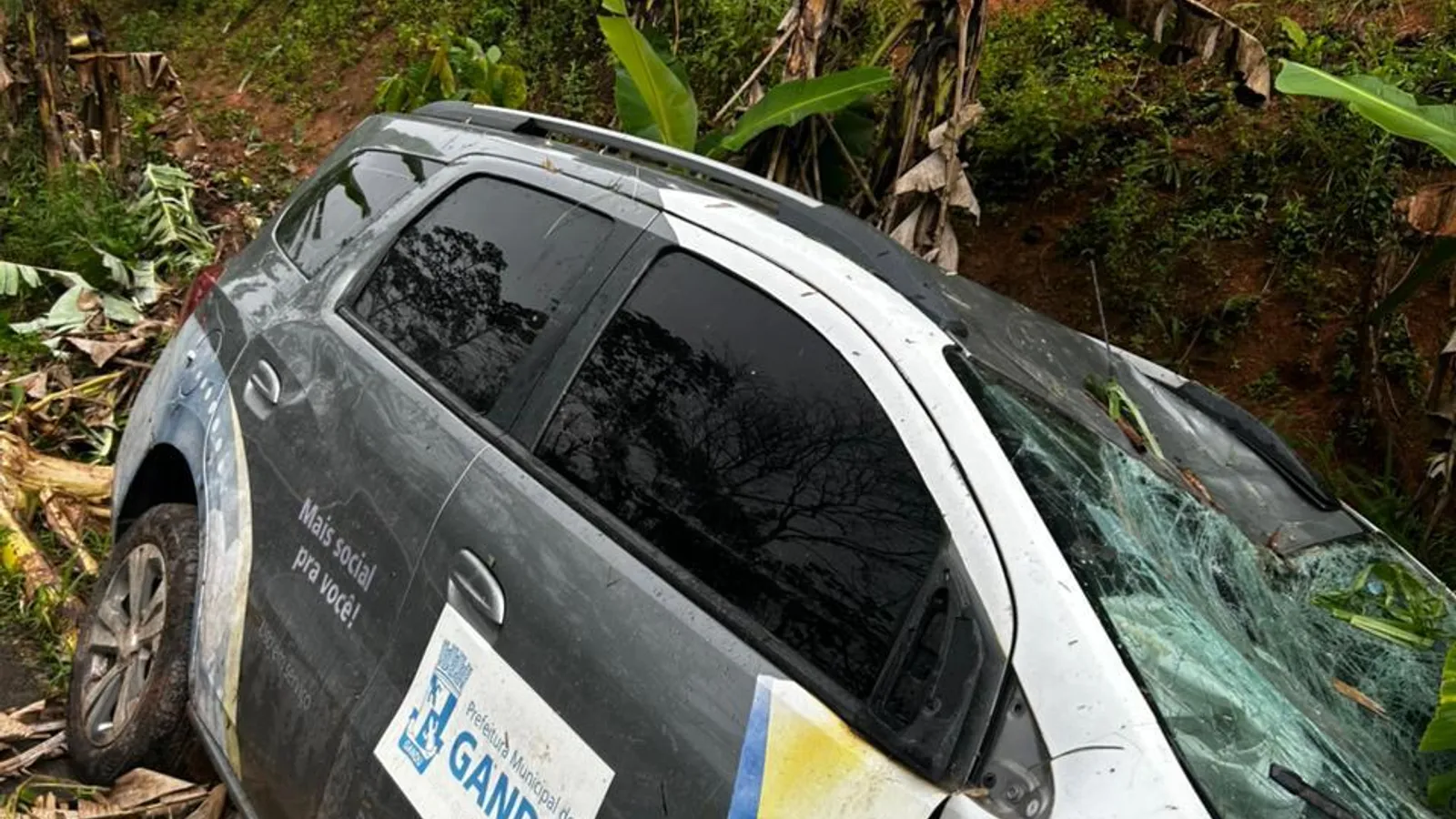 Veículo da prefeitura de Gandu se envolve em acidente em trecho da BR - 101