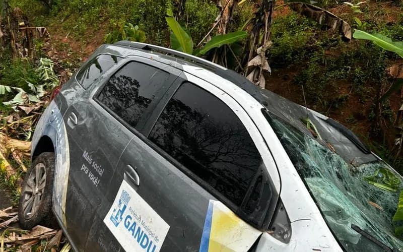 Veículo da prefeitura de Gandu se envolve em acidente em trecho da BR - 101
