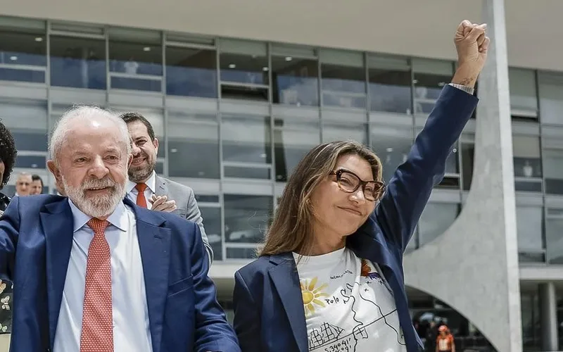 Mulher de Lula vai desfilar em escola de samba que vai homenagear o petista no Rio de Janeiro