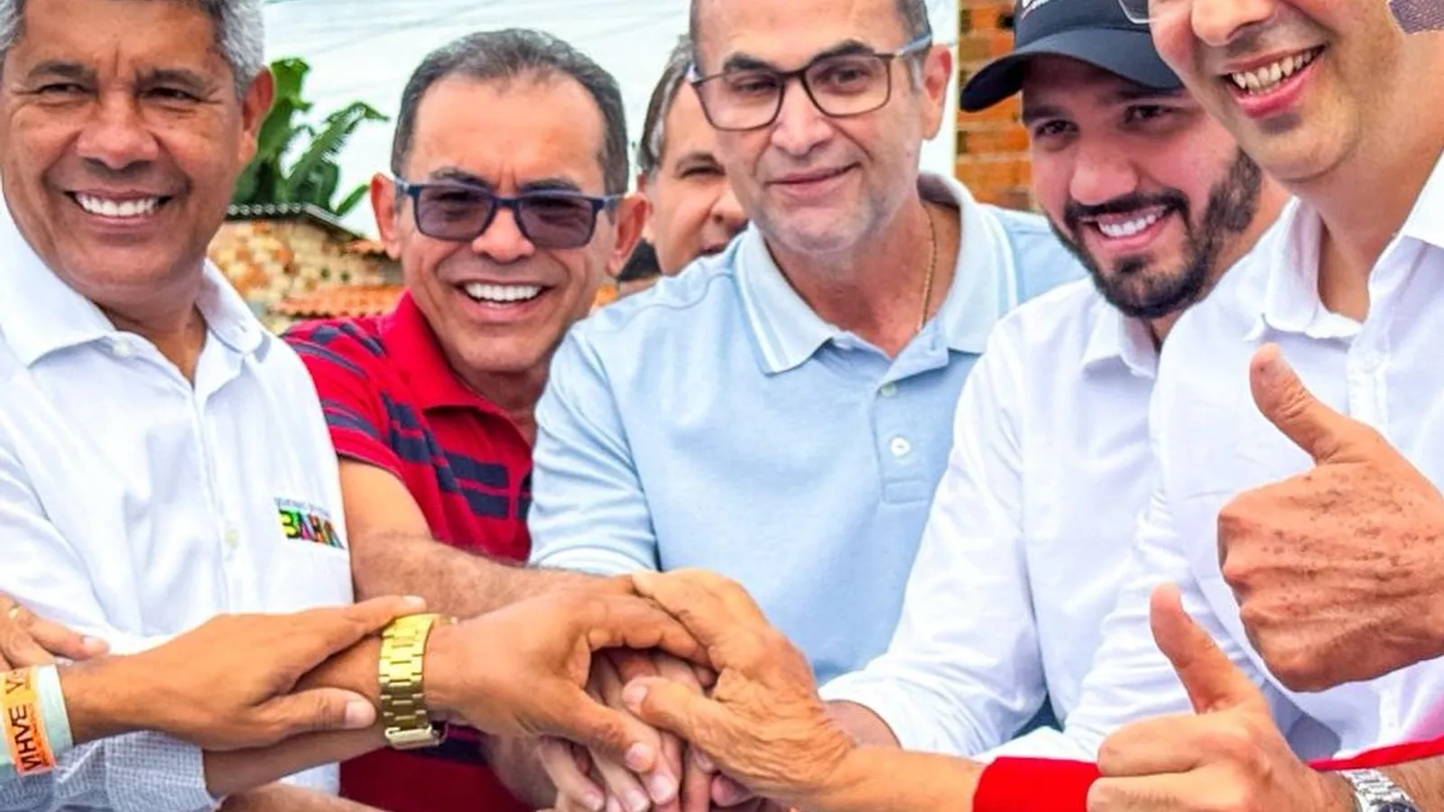 Mesmo sendo enrolado por Jerônimo, prefeito de Itamari defende governador e pede paciência aos moradores do Alto dos Cai N´água