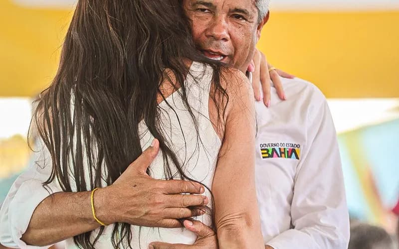 Jerônimo evita contato direto com foliões e evidencia distanciamento no Carnaval de Salvador