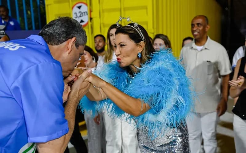 “Arte não é para covardes”, diz Janja após escola que homenageou Lula ser rebaixada