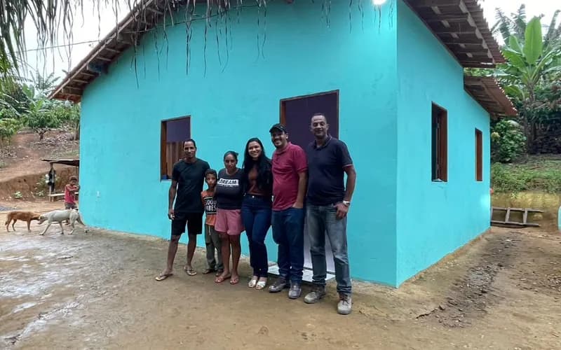 Família recebe nova casa após incêndio destruir antiga residência na zona rural de Wenceslau Guimarães