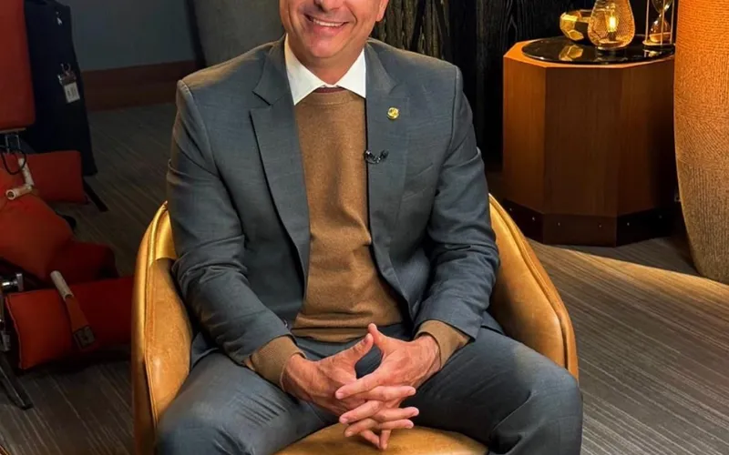 Flávio Bolsonaro é criticado por apoiadores após usar pronomes neutros "todes e todxs" em publicação
