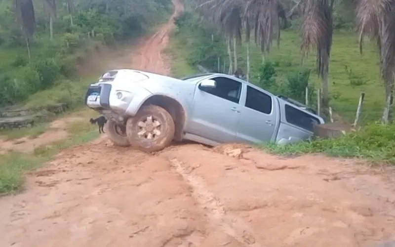 Caminhonete desliza e cai em buraco as margens de estrada rural de Itamari; moradores reclamam de falta de manutenção