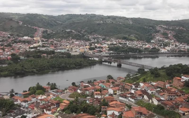 Cidade na Bahia tem aulas e serviços públicos suspensos após tiroteio entre facções, e prefeitura orienta que moradores não saiam de suas casas