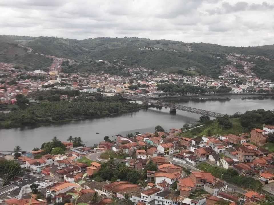 Cidade na Bahia tem aulas e serviços públicos suspensos após tiroteio entre facções, e prefeitura orienta que moradores não saiam de suas casas