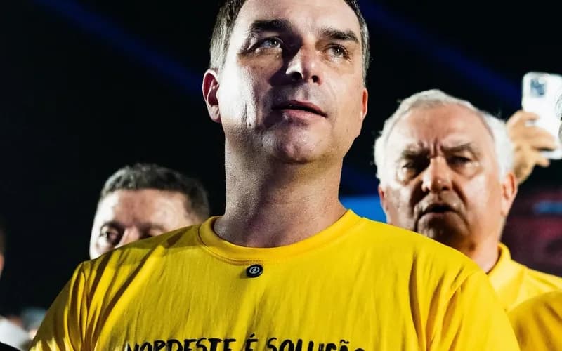 Em busca de apoio, Flávio Bolsonaro começa pré-campanha no Nordeste