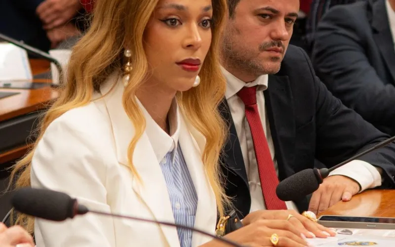Comissão de Defesa dos Direitos da Mulher vira palco de conflito após deputada trans assumir presidência