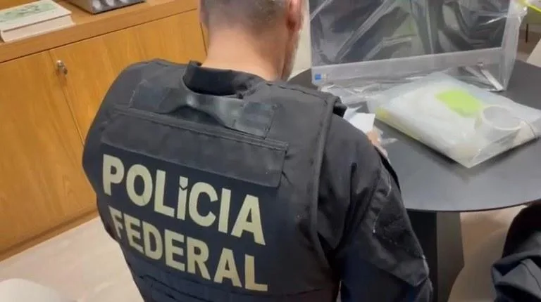Filho de Lula é encontrado com alvo de operação da Polícia Federal durante cumprimento de mandado