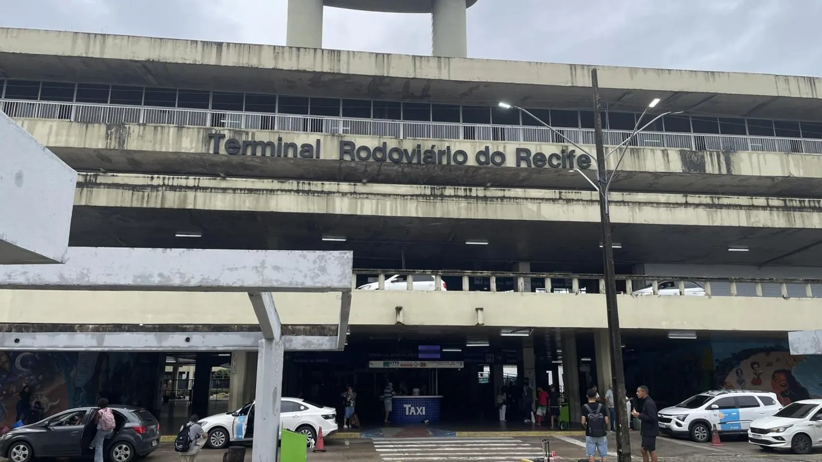 Passageiros denunciam abandono e dificuldades no Terminal Rodoviário do Recife