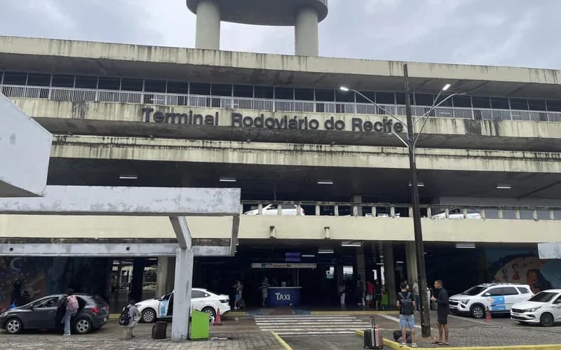 Passageiros denunciam abandono e dificuldades no Terminal Rodoviário do Recife