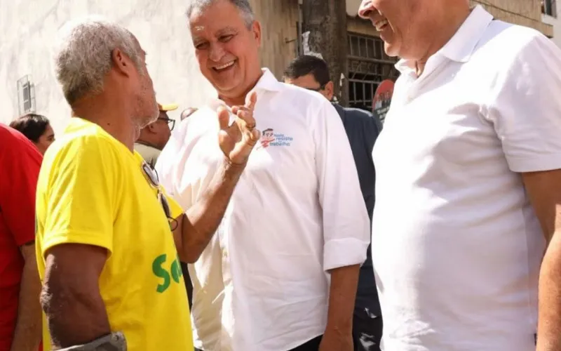 Ex-ministro Rui Costa conversa com cidadão durante caminhada política
