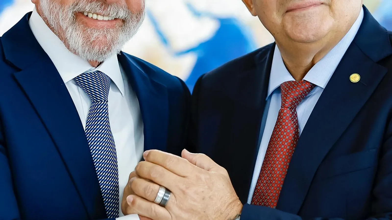 Lula empossa como ministro deputado envolvido no escândalo dos "dólares na cueca"