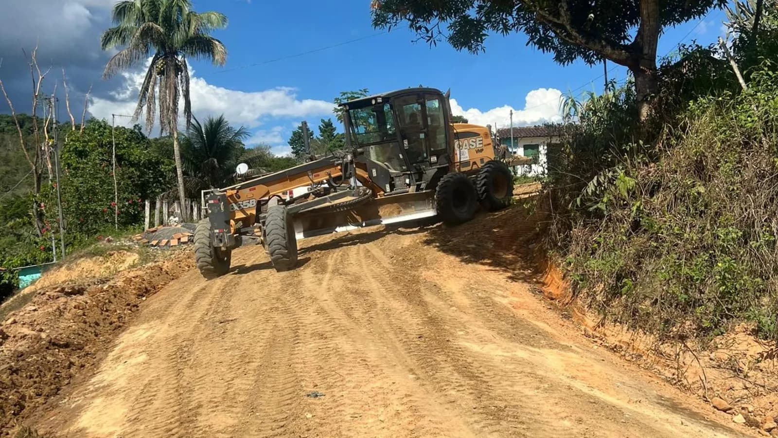 Prefeitura de Wenceslau Guimarães intensifica trabalho de recuperação e manutenção de estradas rurais