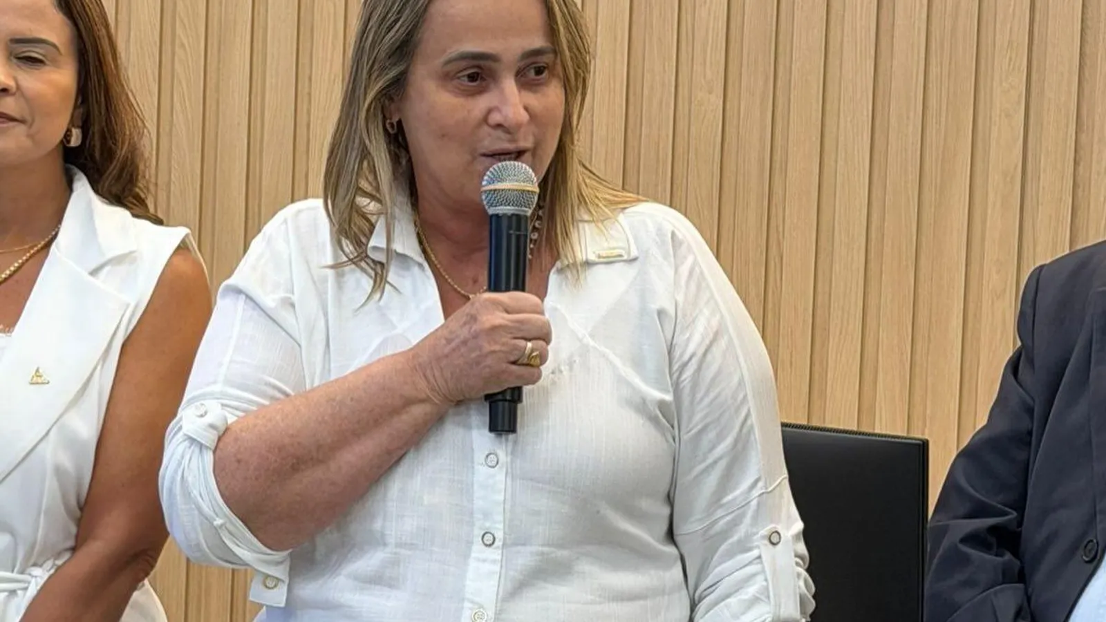 Carro de prefeita na Bahia é alvo de tiros