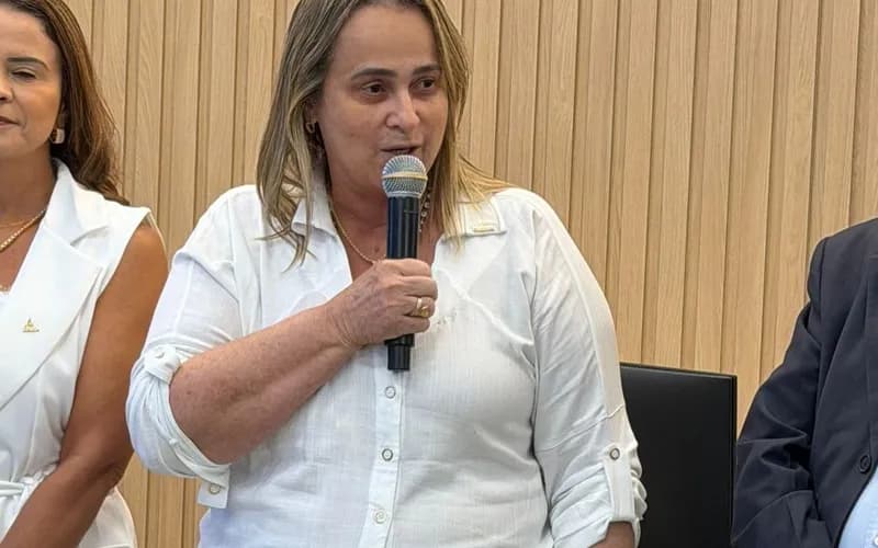 Carro de prefeita na Bahia é alvo de tiros