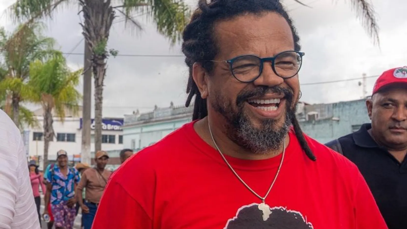Candidato do PSOL na Bahia diz que eleger Flávio Bolsonaro é "entregar o Brasil a Trump"