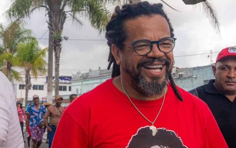 Candidato do PSOL na Bahia diz que eleger Flávio Bolsonaro é "entregar o Brasil a Trump"