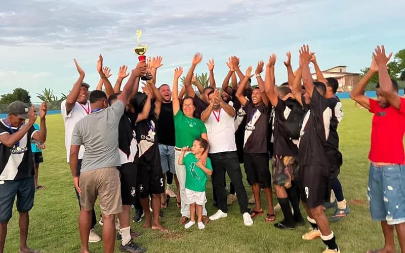 Prefeita de Teolândia entrega campo de futebol requalificado no povoado de Burietá