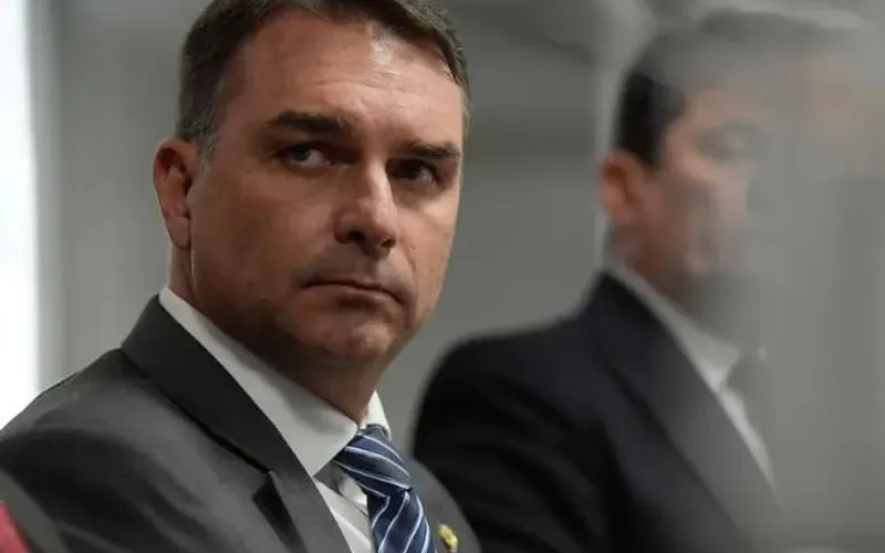 PT produz vídeo para tentar vincular Flávio Bolsonaro ao caso Master