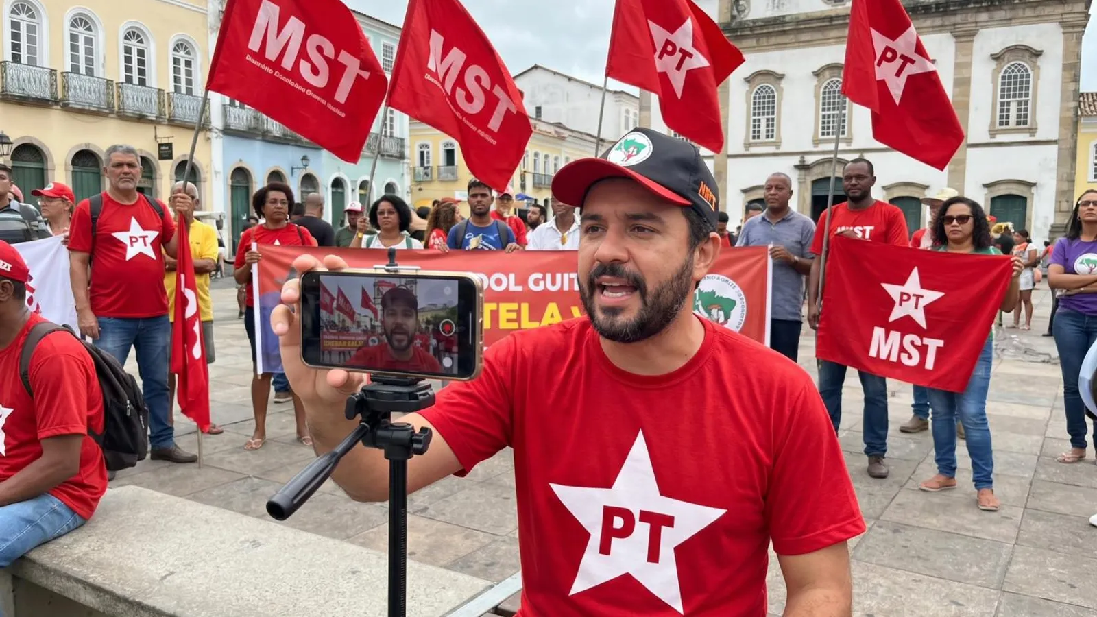 PT busca candidatos “influenciadores” para competir bolsonaristas nas redes sociais