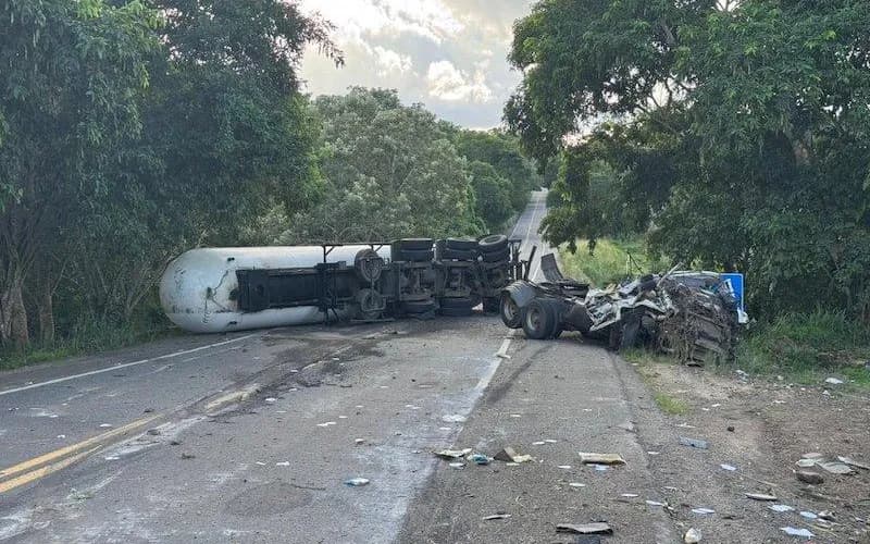 Acidente com carreta em Ubatã deixa um morto e risco de explosão