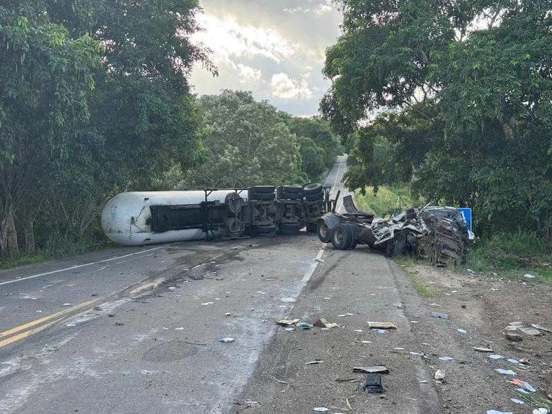 Acidente com carreta em Ubatã deixa um morto e risco de explosão