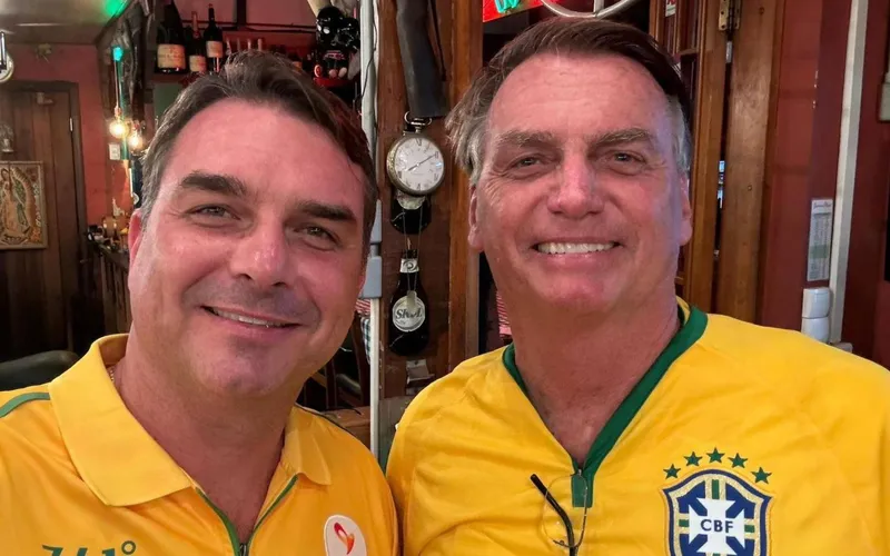 Flávio Bolsonaro diz que, se eleito, dará cargo ao ex-presidente Bolsonaro