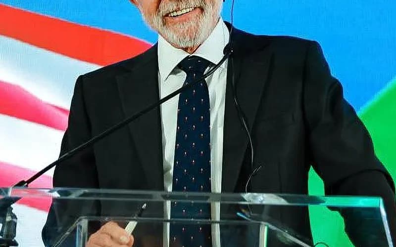 Tentando reduzir desgaste político, Lula revoga "taxa das blusinhas" criada por ele e Haddad