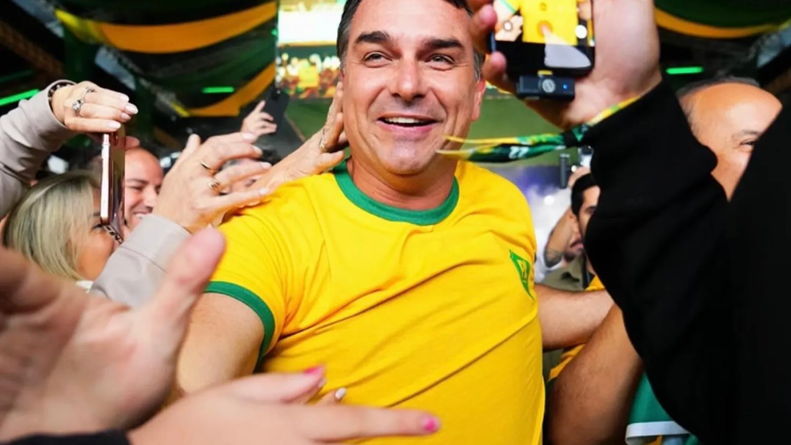 Vaza áudio de Flávio Bolsonaro pedindo dinheiro a Daniel Vorcaro, dono do Banco Master