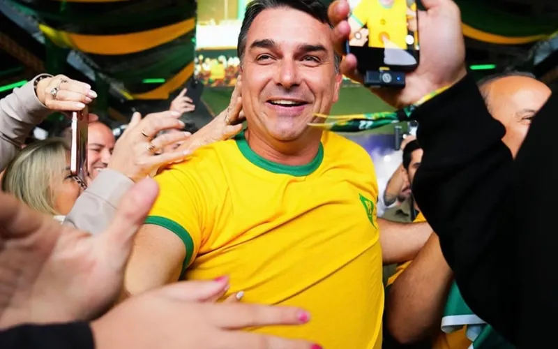 Vaza áudio de Flávio Bolsonaro pedindo dinheiro a Daniel Vorcaro, dono do Banco Master