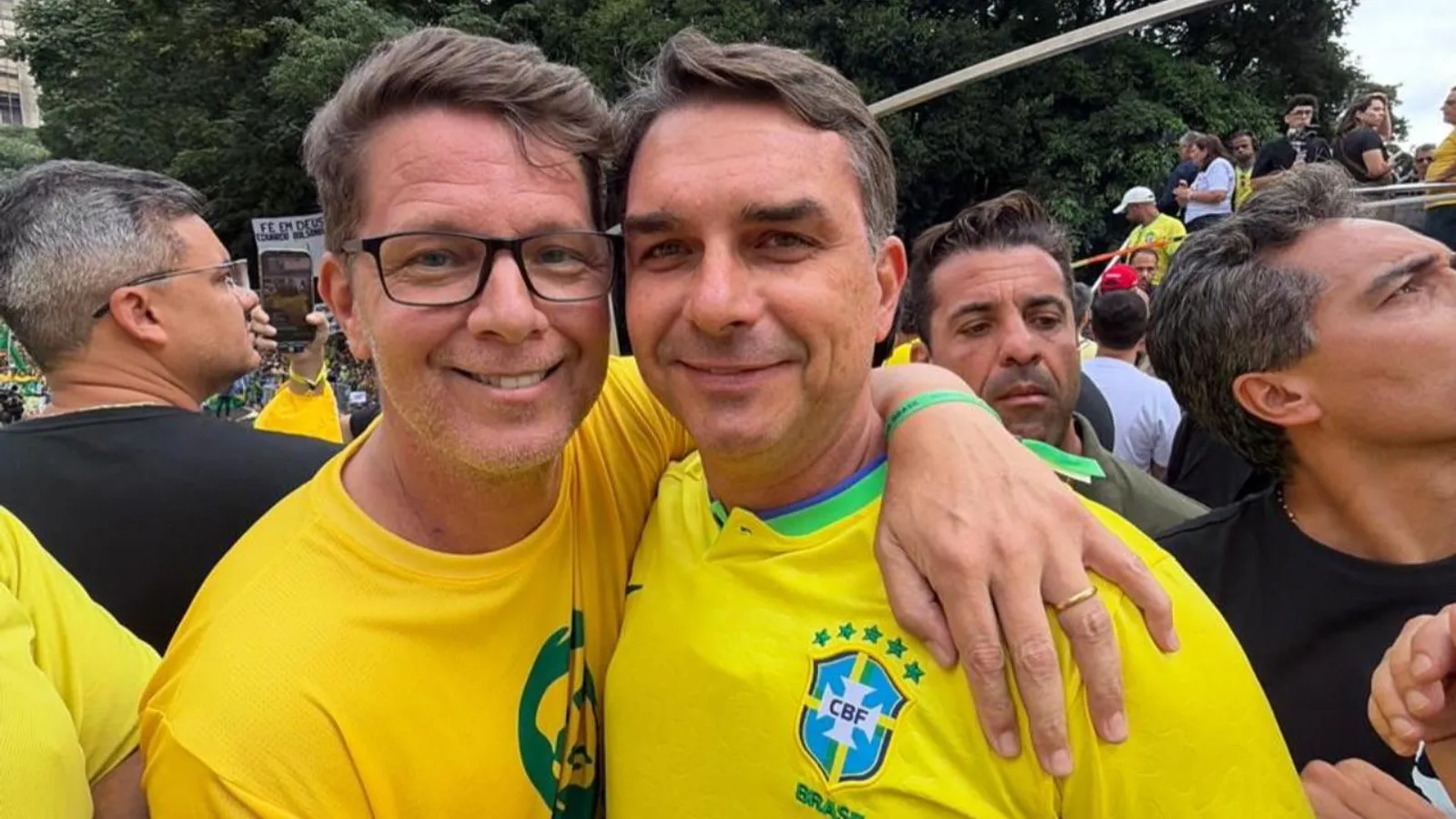 Deputado bolsonarista nega ligação de Flávio Bolsonaro com filme e complica ainda mais situação do senador em caso de áudios enviados ao dono do Master