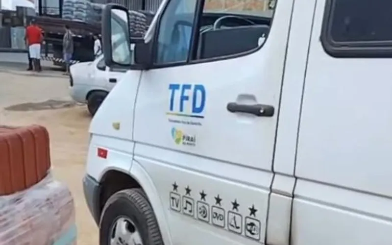 Veículo de uso exclusivo da saúde de Piraí do Norte é filmado transportando blocos; caso será denunciado ao MP