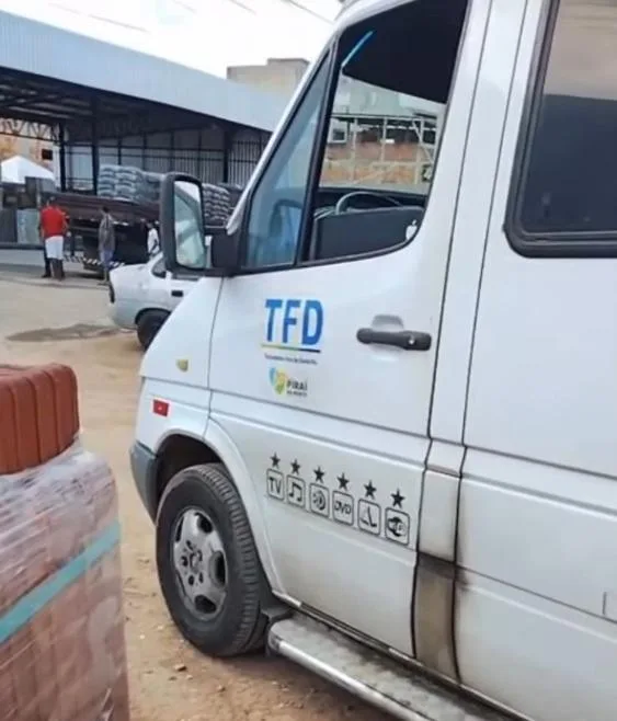 Veículo de uso exclusivo da saúde de Piraí do Norte é filmado transportando blocos; caso será denunciado ao MP