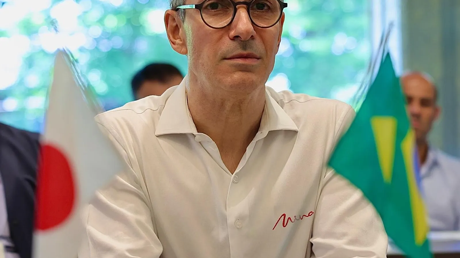 Pressionado pelo próprio partido, Zema é obrigado a reduzir críticas contra Flávio Bolsonaro