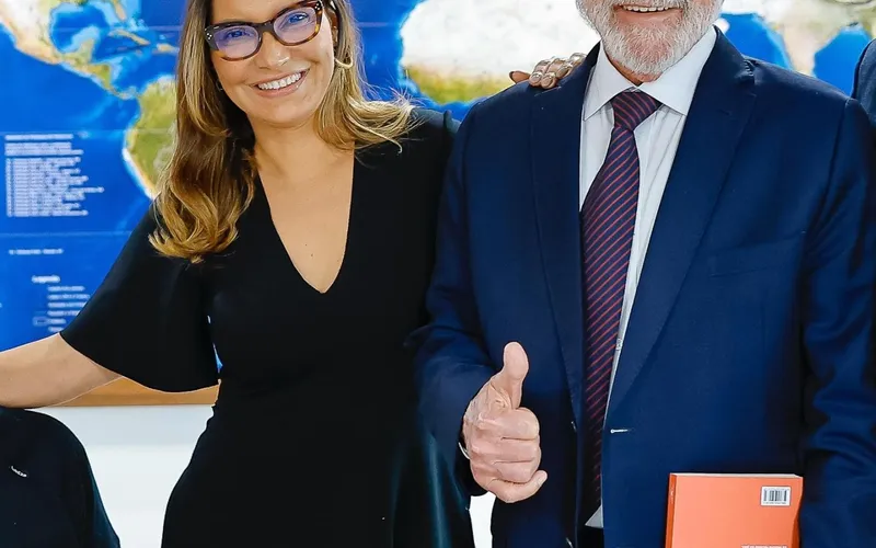 Sem critério técnico, Lula concede medalha da educação a Janja e causa revolta nas redes sociais