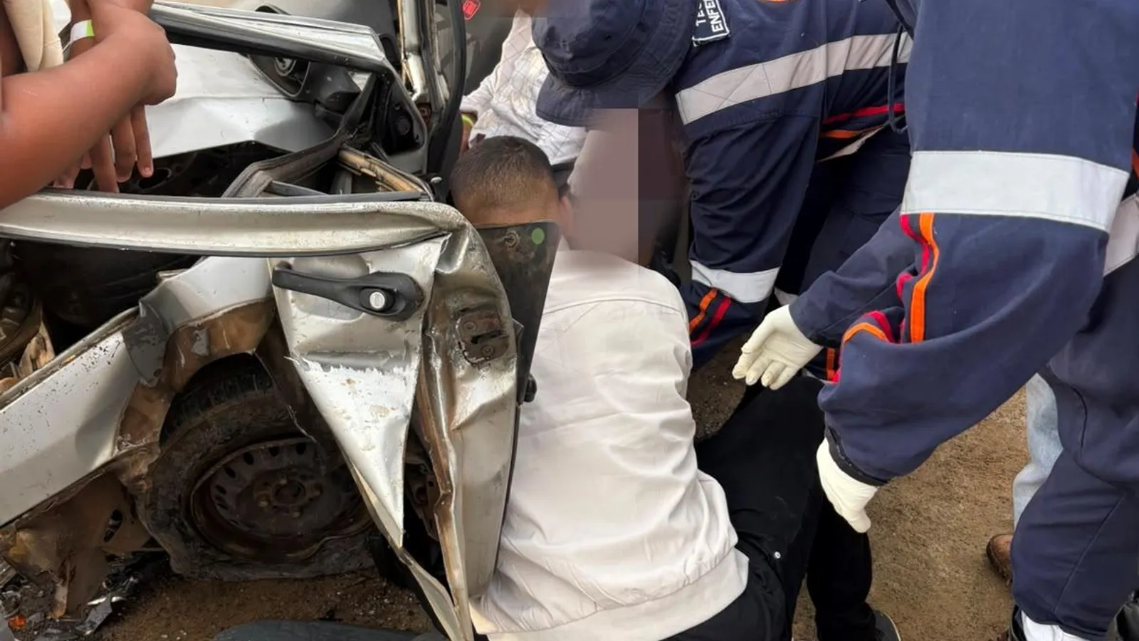 Violenta colisão contra poste deixa motorista ferido na BA-120, em Gandu