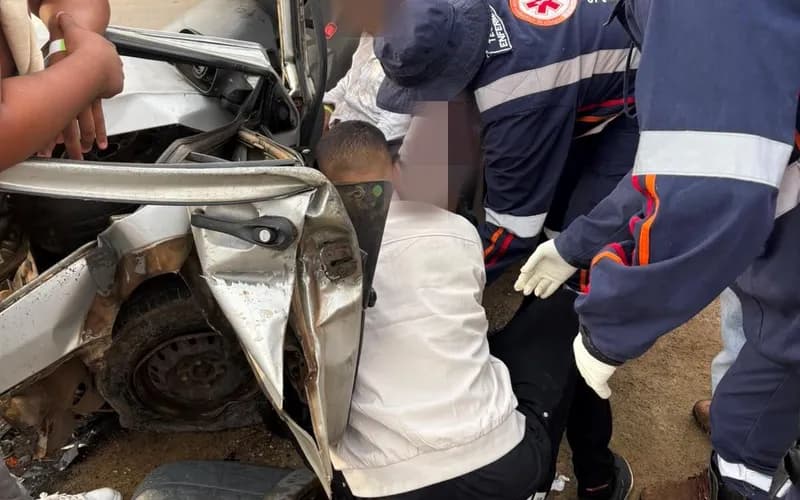 Violenta colisão contra poste deixa motorista ferido na BA-120, em Gandu