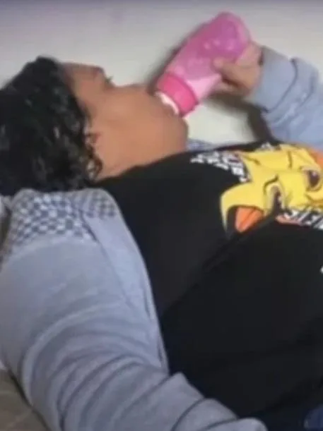 Mulher de 37 anos é presa após fingir ter 12 anos de idade e ser adotada por família em SC