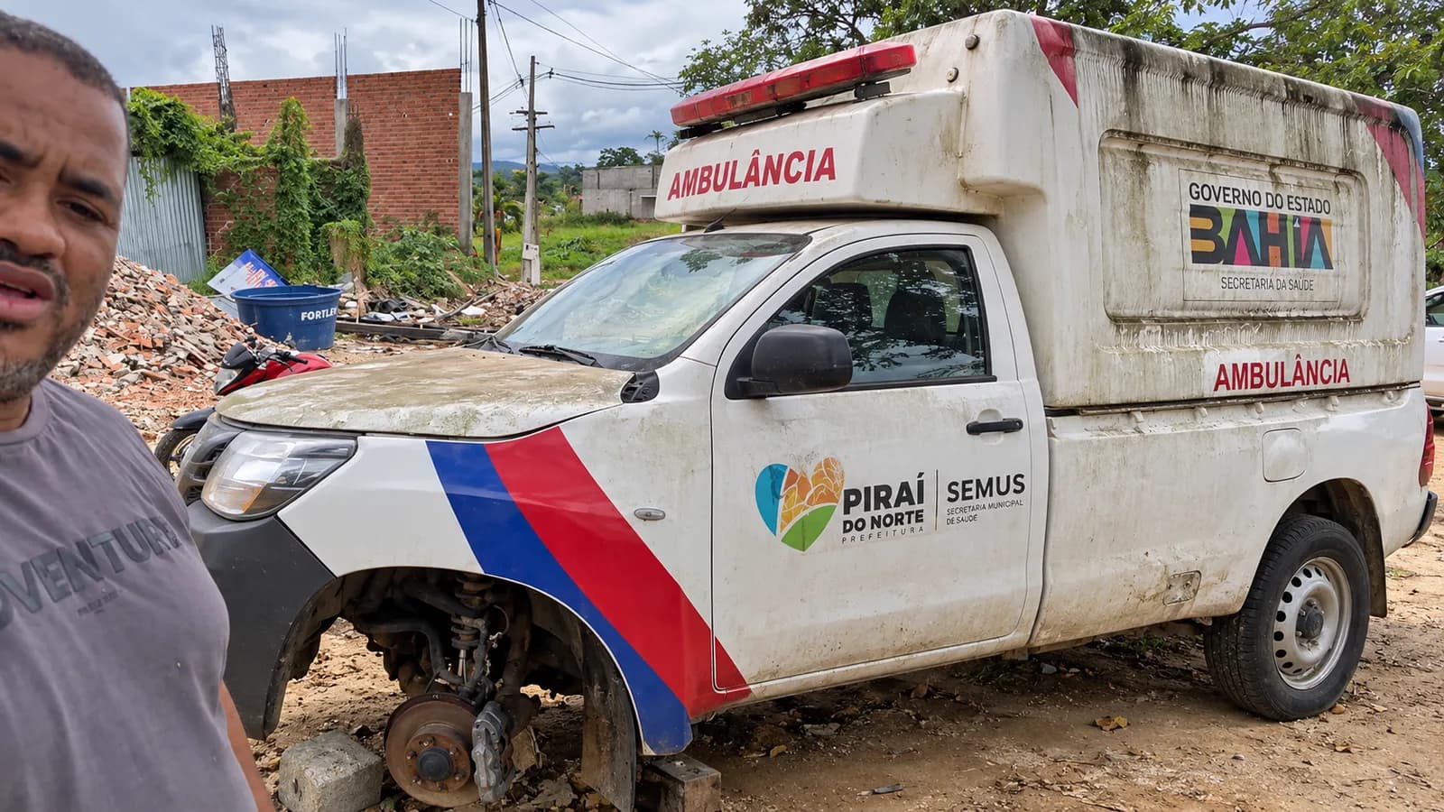 Ambulância de Piraí do Norte abandonada em oficina de Presidente Tancredo Neves