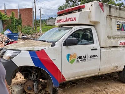 Ambulância de Piraí do Norte abandonada em oficina de Presidente Tancredo Neves