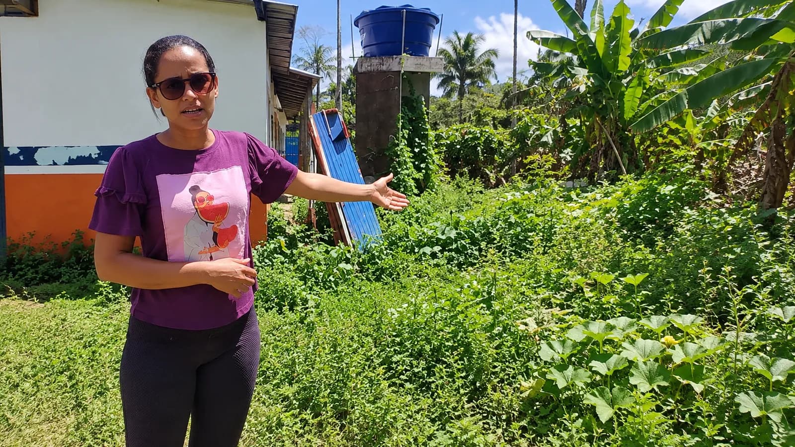 Mãe de aluno denuncia estado de abandono em área externa de escola municipal em Piraí do Norte
