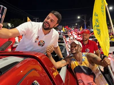 Léo de Neco é recepcionado com euforia em um dos últimos atos de campanha em Gandu