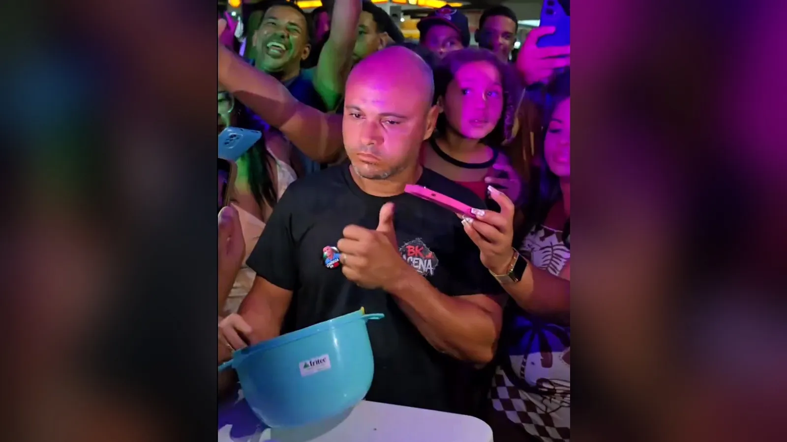 Careca do BK come quase 2kg de acarajé durante desafio em Gandu