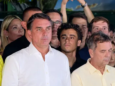 Flávio Bolsonaro diz não reconhecer vitória que deu reeleição a Lula