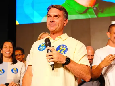 Flávio Bolsonaro aceita desafio sobre sigilo imposto por Lula.