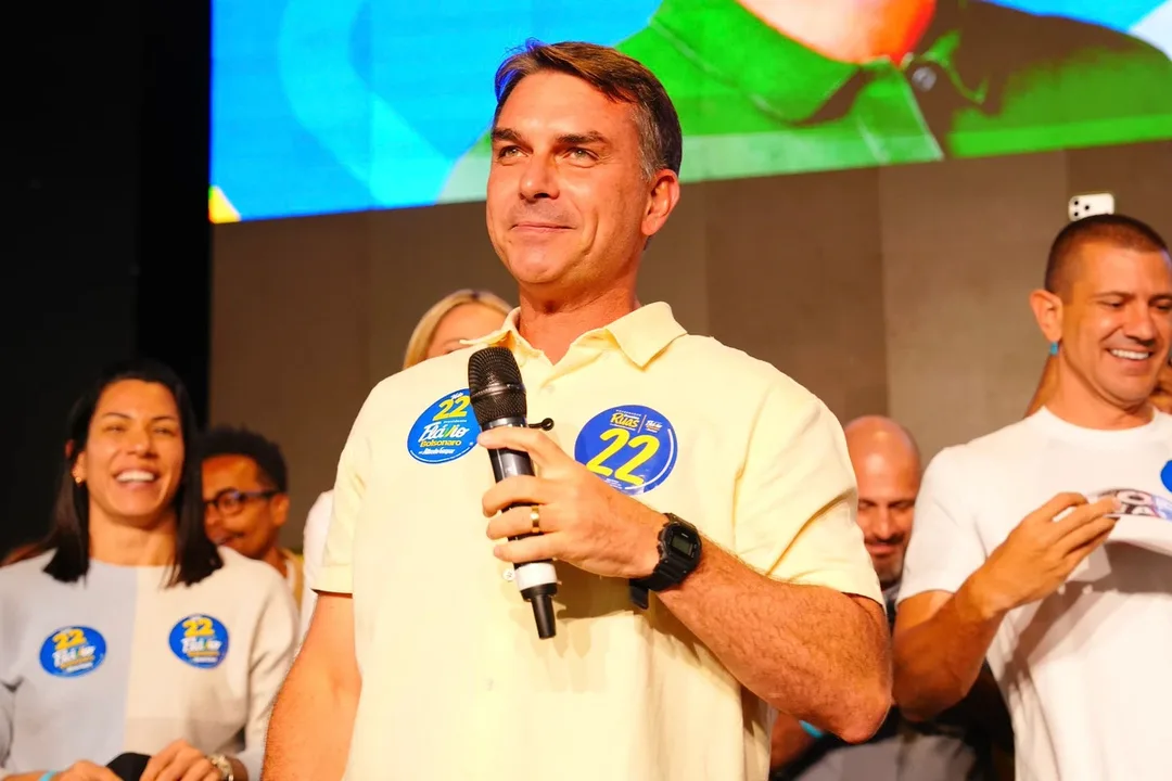 Flávio Bolsonaro aceita desafio sobre sigilo imposto por Lula.